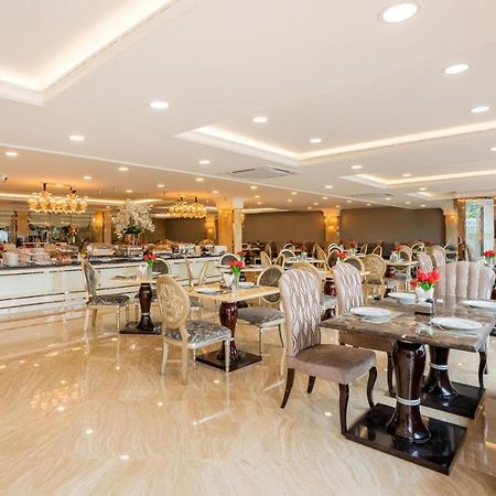 Lk Emerald Beach - Sha Extra Plus Pattaya Bagian luar foto The restaurant