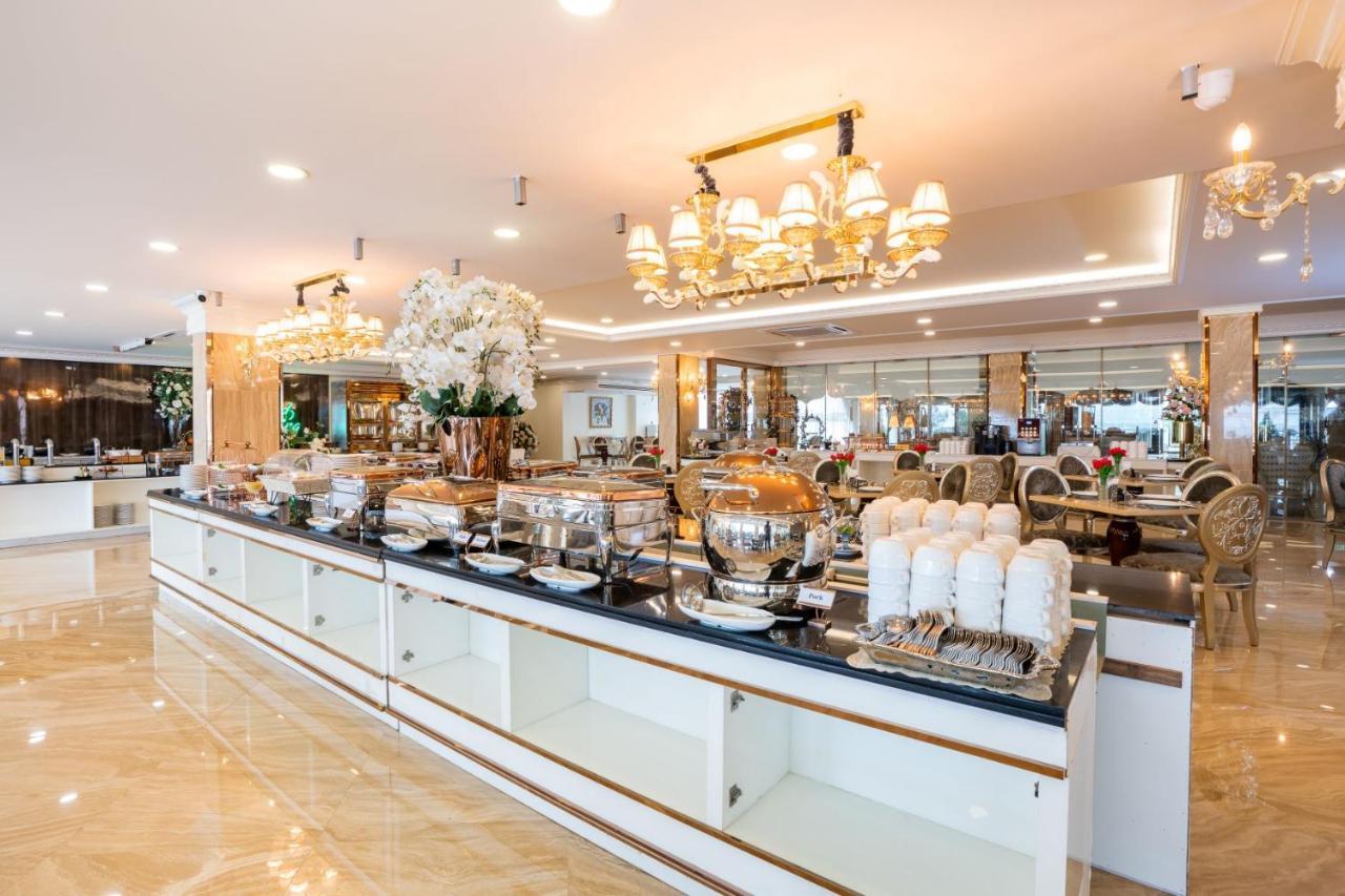 Lk Emerald Beach - Sha Extra Plus Pattaya Bagian luar foto The buffet at the hotel