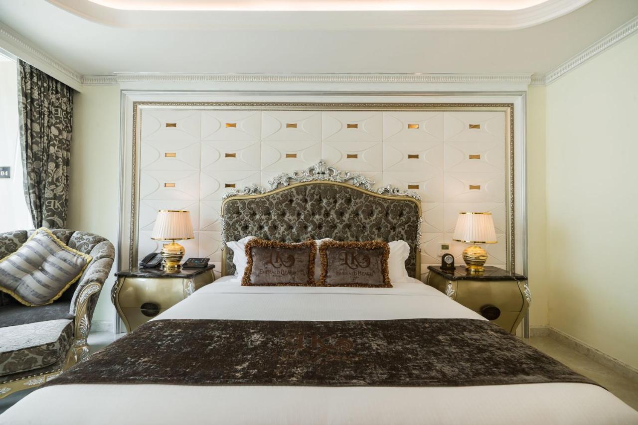 Lk Emerald Beach - Sha Extra Plus Pattaya Bagian luar foto A bedroom at the hotel