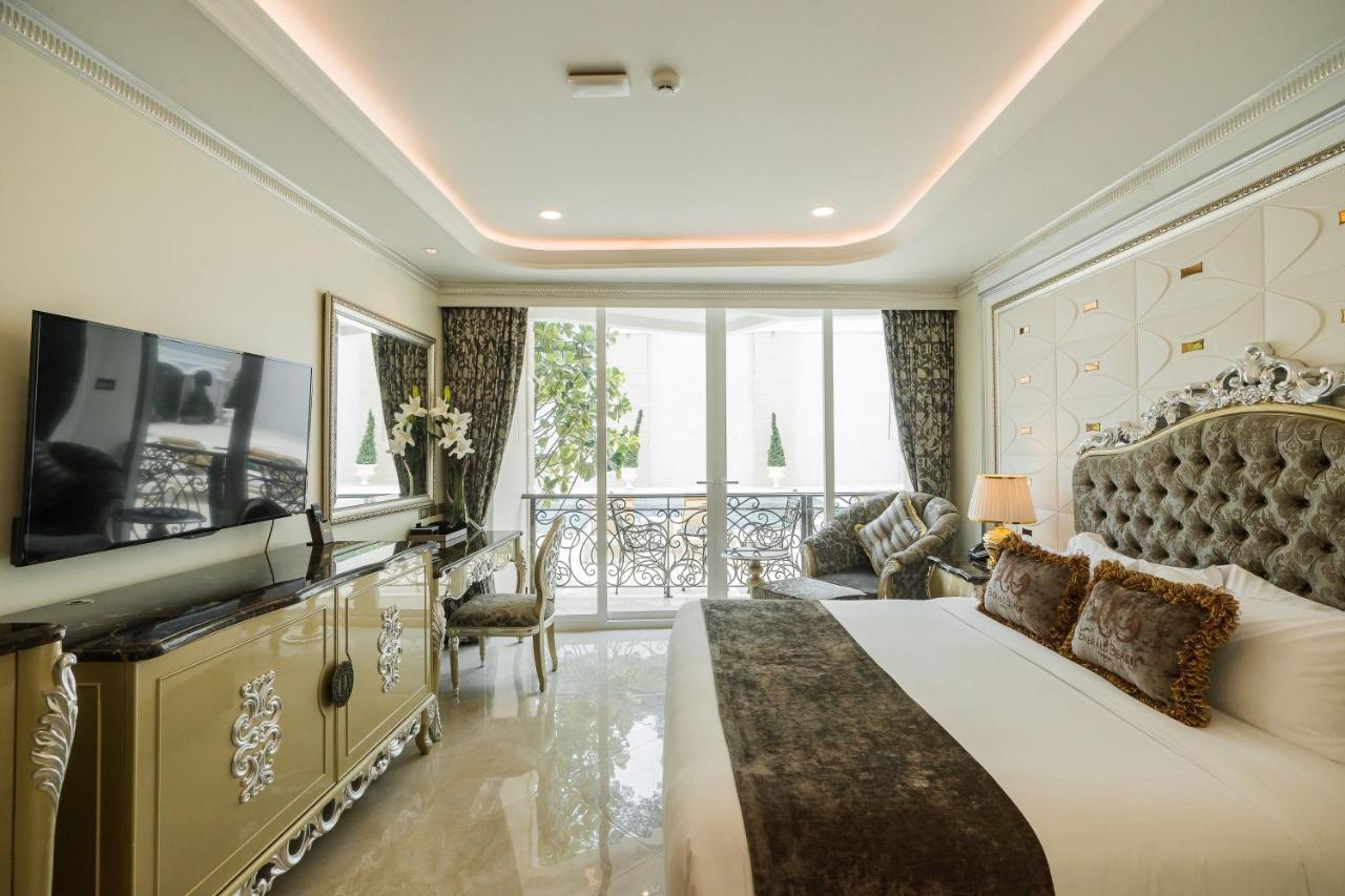 Lk Emerald Beach - Sha Extra Plus Pattaya Bagian luar foto A bedroom at the hotel