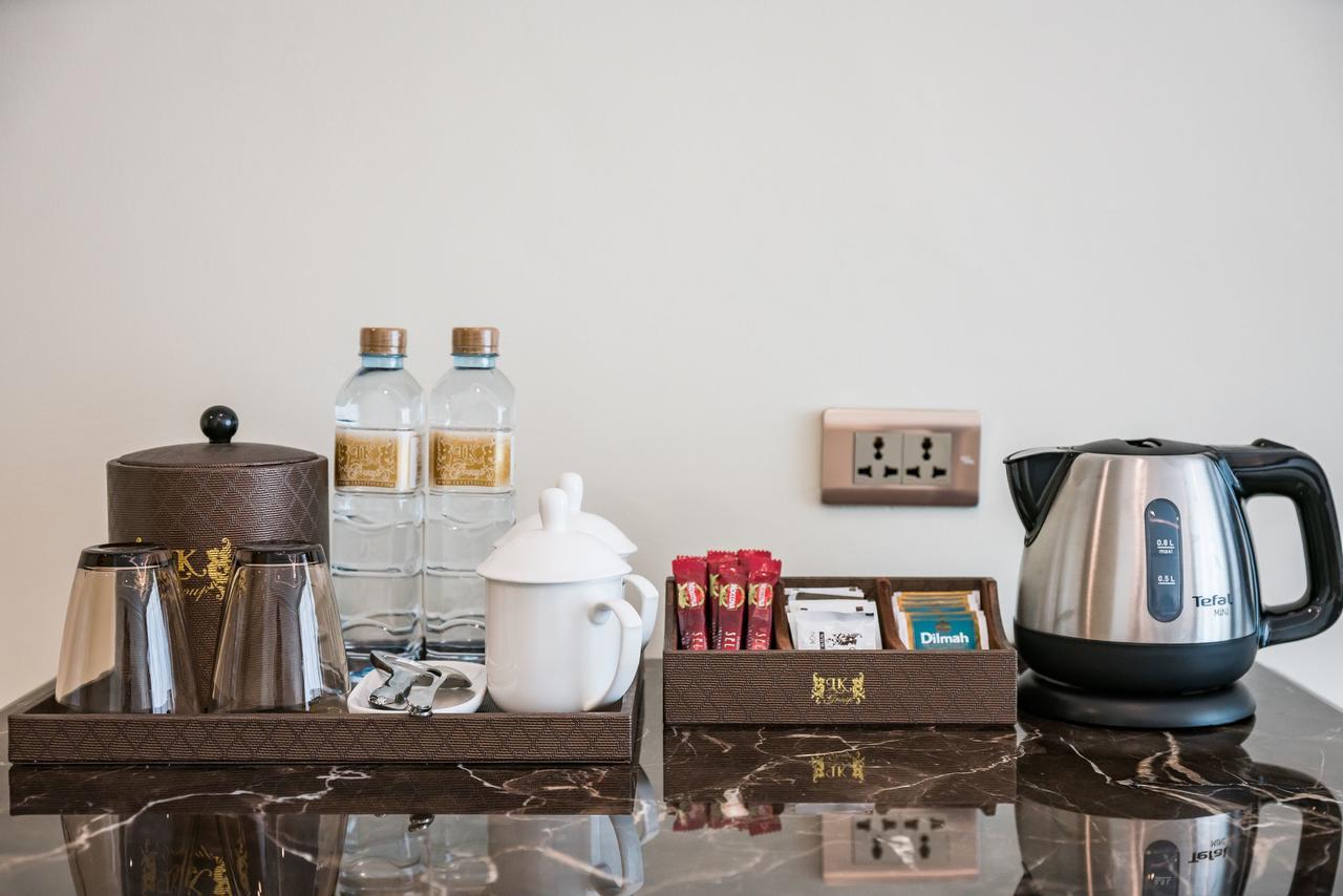 Lk Emerald Beach - Sha Extra Plus Pattaya Bagian luar foto A kettle and a tea set in a hotel room
