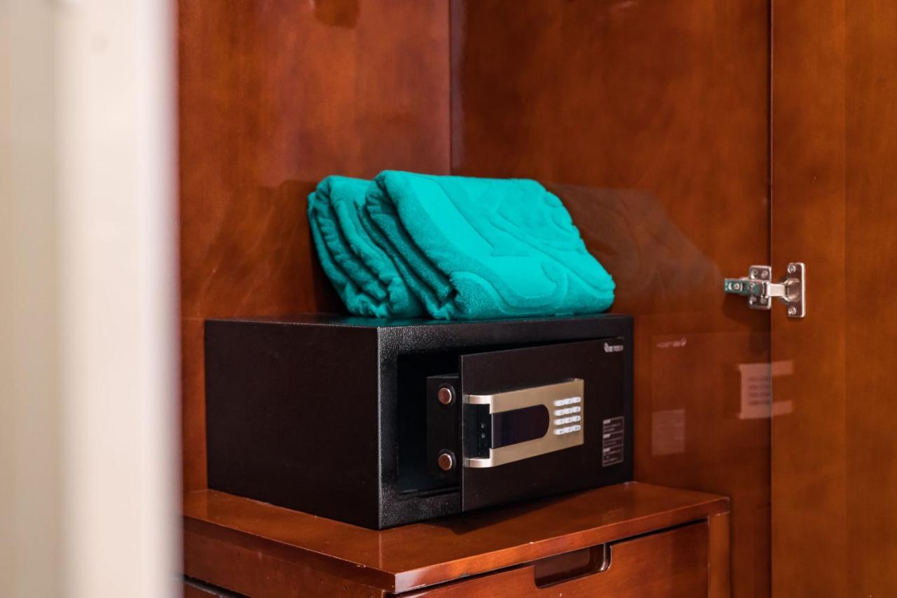 Lk Emerald Beach - Sha Extra Plus Pattaya Bagian luar foto A safe in a hotel room