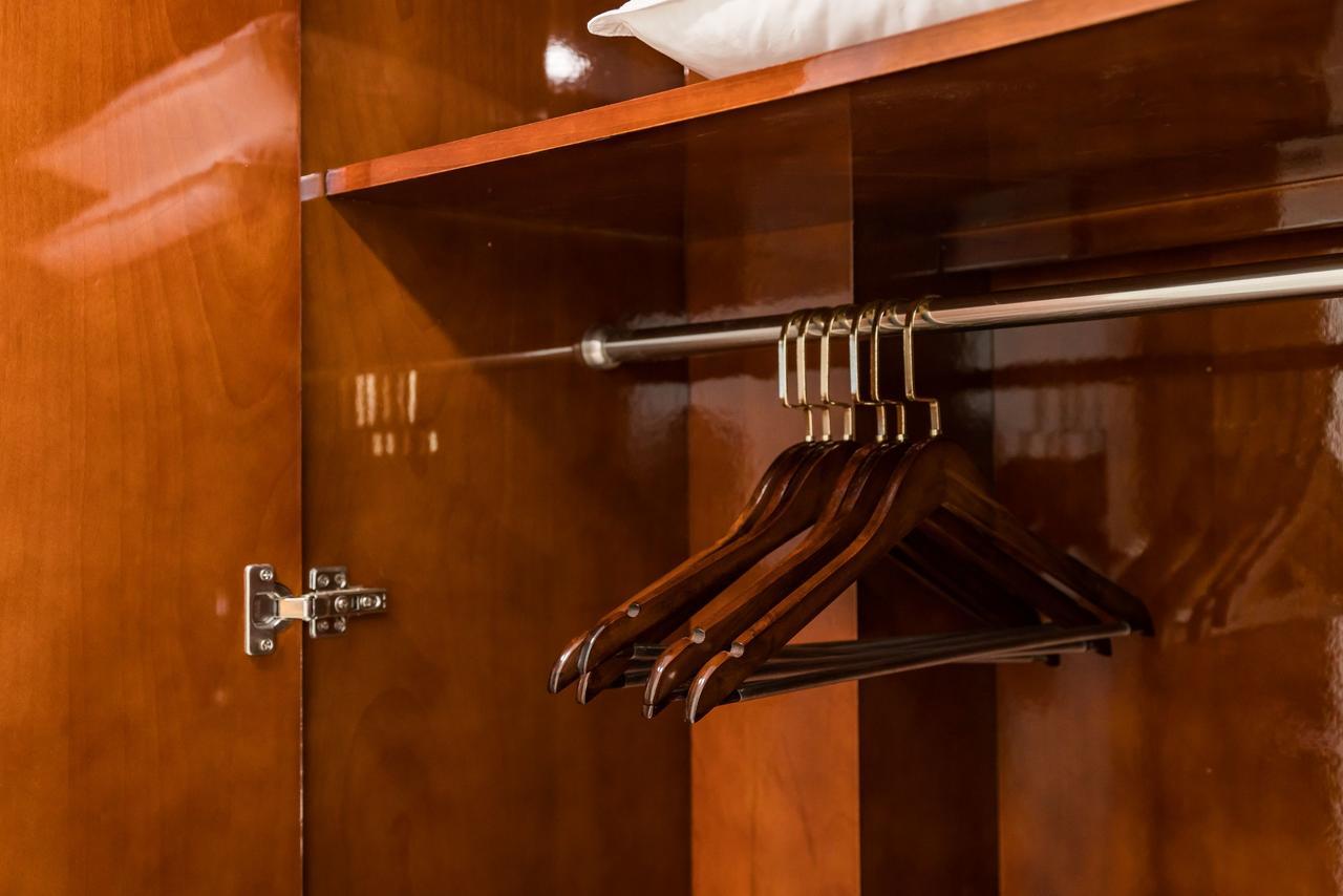 Lk Emerald Beach - Sha Extra Plus Pattaya Bagian luar foto A wardrobe with a clothes rail