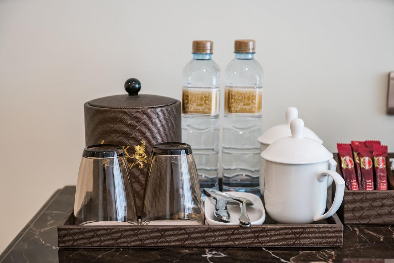 Lk Emerald Beach - Sha Extra Plus Pattaya Bagian luar foto Bottled water in a hotel room