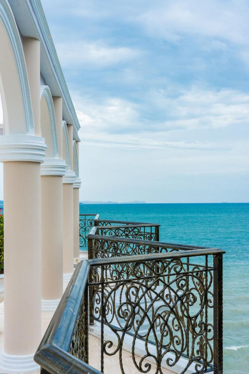 Lk Emerald Beach - Sha Extra Plus Pattaya Bagian luar foto View from the balcony of a suite at Atlantis Paradise Island