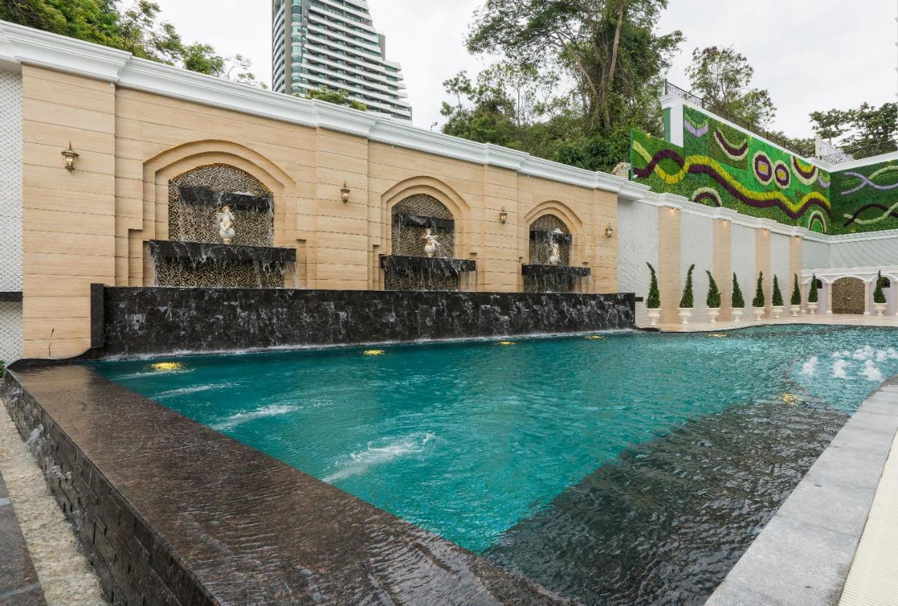 Lk Emerald Beach - Sha Extra Plus Pattaya Bagian luar foto The pool at the hotel