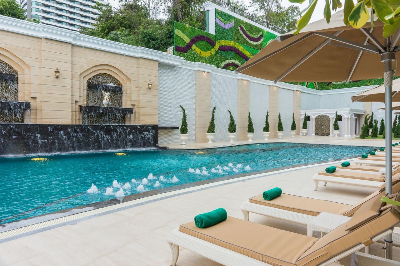 Lk Emerald Beach - Sha Extra Plus Pattaya Bagian luar foto The swimming pool at the hotel