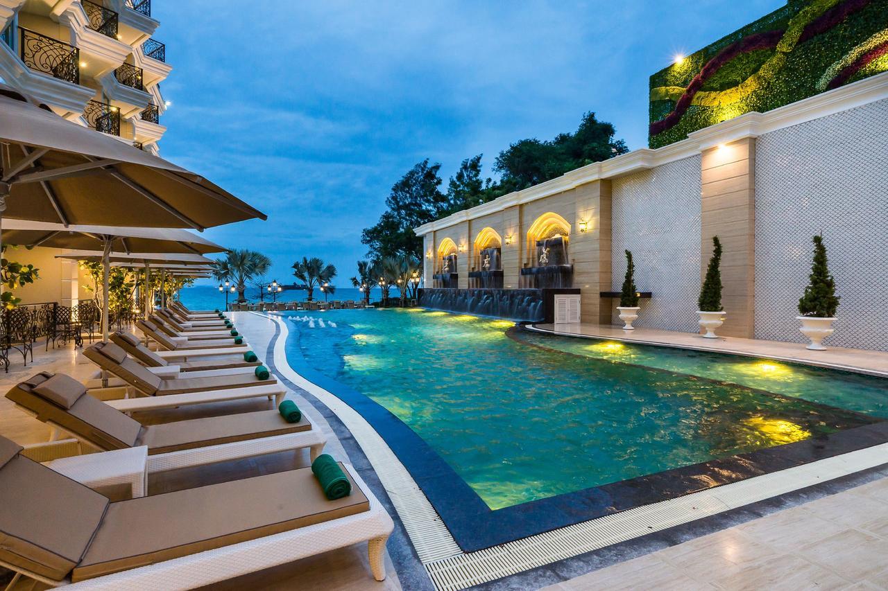 Lk Emerald Beach - Sha Extra Plus Pattaya Bagian luar foto Infinity pool at the hotel