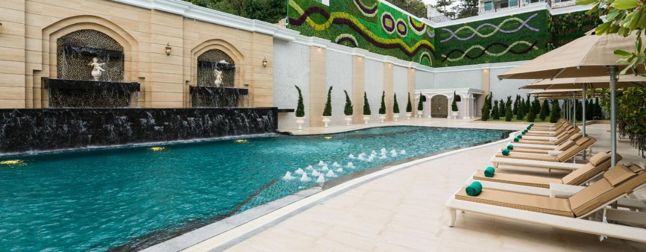 Lk Emerald Beach - Sha Extra Plus Pattaya Bagian luar foto The swimming pool at The Oberoi Mumbai