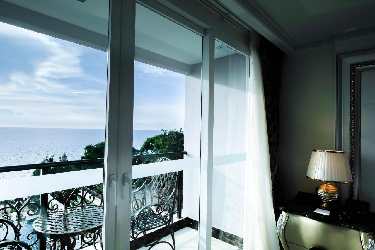 Lk Emerald Beach - Sha Extra Plus Pattaya Bagian luar foto A window with a roller blind